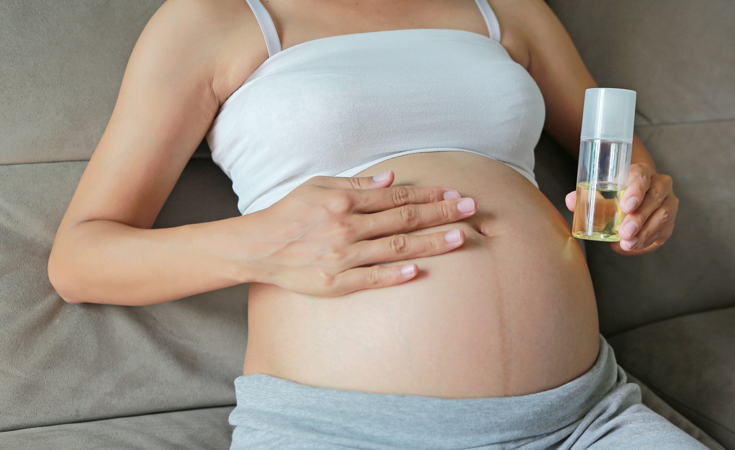 Une femme enceinte hydrate sa peau pendant la grossesse
