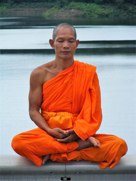 Un moine bouddhiste en méditation