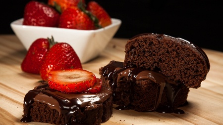 Un fondant au chocolat avec des fraises accordez-vous un petit plaisir pendant vore régime