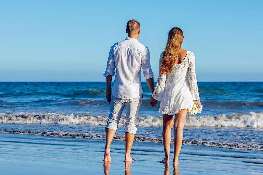 un homme et une femme sur la plage en été
