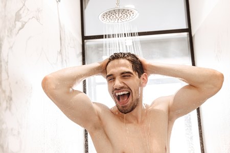 Homme sexy sous la douche