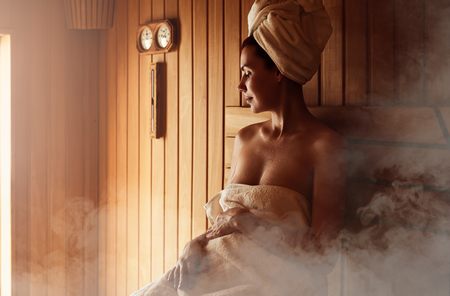 Sauna chaleur femme détox transpiration