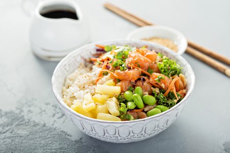 Poke bowl avec saumon, riz et légumes